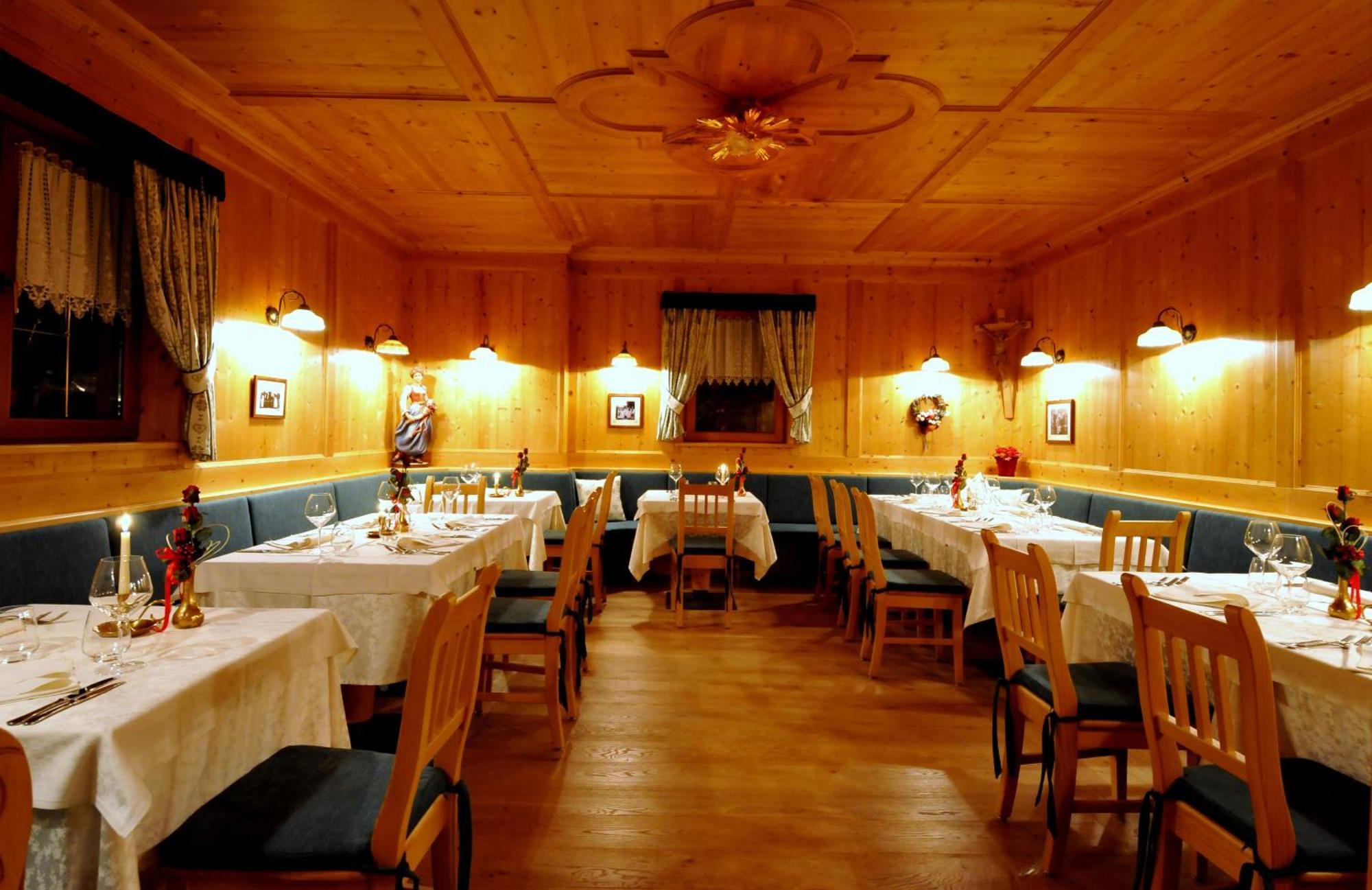 Hotel Valacia Pozza di Fassa Ngoại thất bức ảnh
