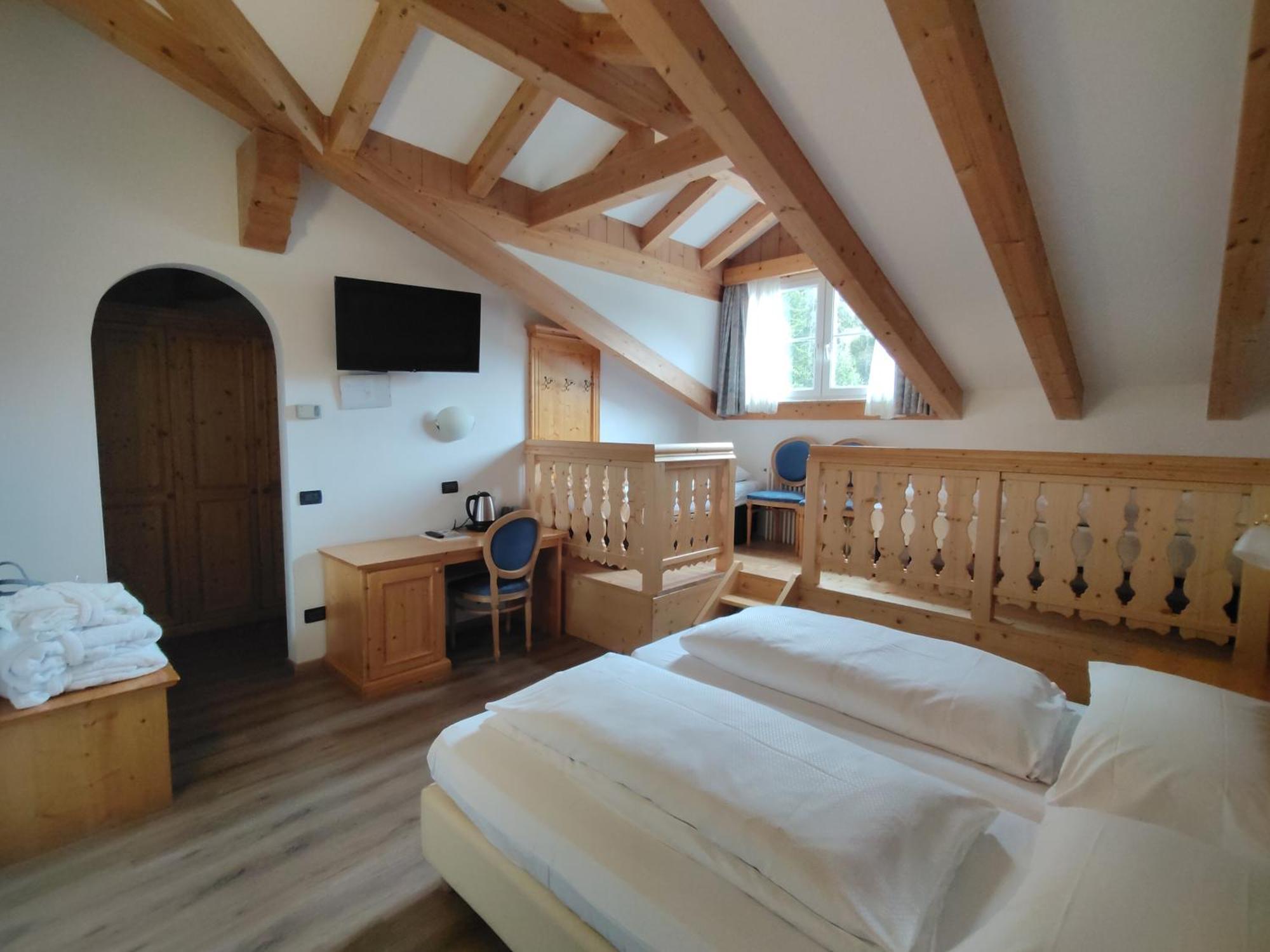 Hotel Valacia Pozza di Fassa Ngoại thất bức ảnh
