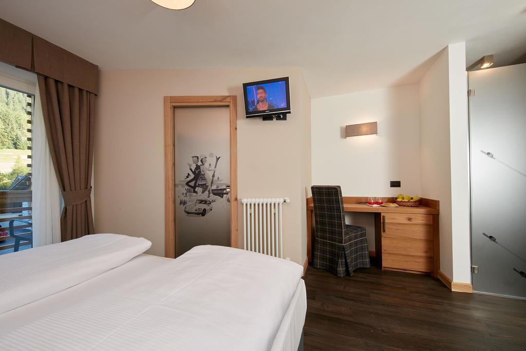 Hotel Valacia Pozza di Fassa Ngoại thất bức ảnh